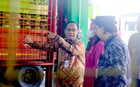 PANTAU. Wali Kota Magelang bersama Wakil Wali Kota Magelang sedang meninjau pangkalan gas elpiji. (foto: prokompim)
