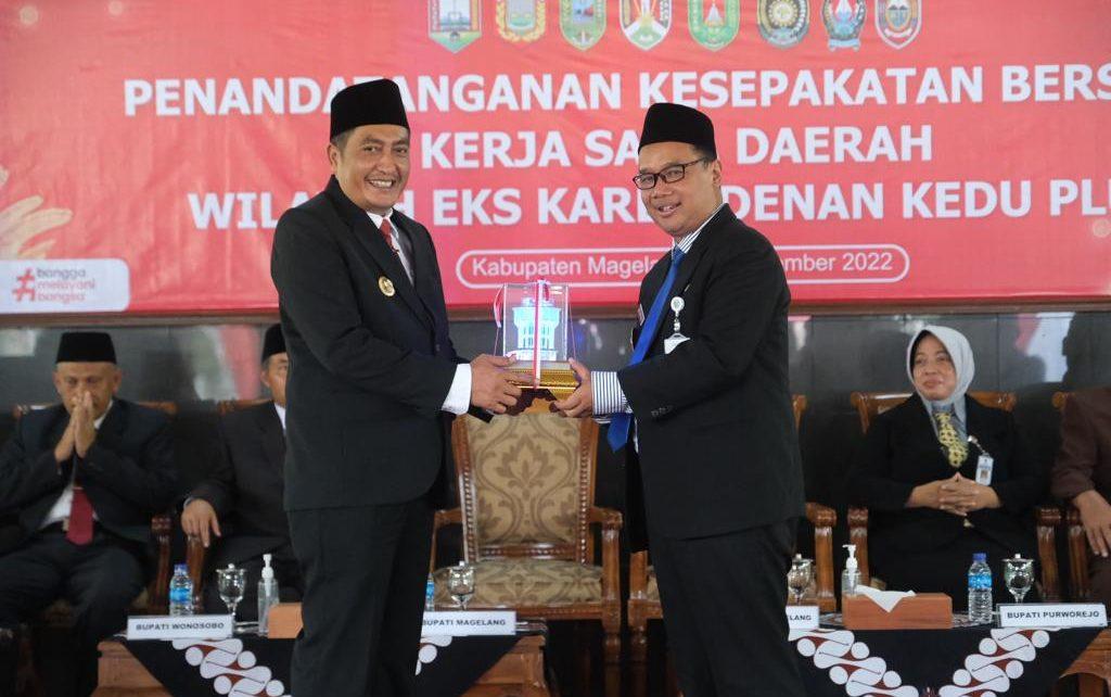 CINDERA MATA. Bupati Magelang Zaenal Arifin menerima cindera mata dari Wali Kot Magelang dr Muchamad Nur Aziz. (foto: prokompim)