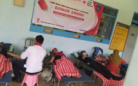 DONOR DARAH. Pelaksanaan donor darah di SMK Muhammadiyah 1 Borobudur Magelang. (foto: fathna/siedoo)