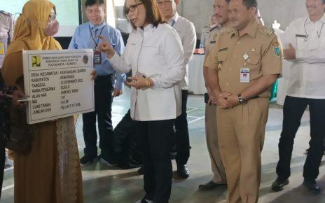 GANTI RUGI. Penyerahan uang ganti rugi secara simbolis oleh Dirjen Pengadaan dan Pengembangan Tanah Kementerian ATR/BPN RI Embun Sari. (foto: jatengprov)