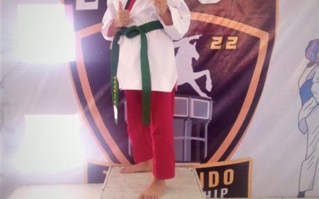 EMAS. Peraih Medali Emas dalam kejuaraan Taekwondo. (foto: istimewa)
