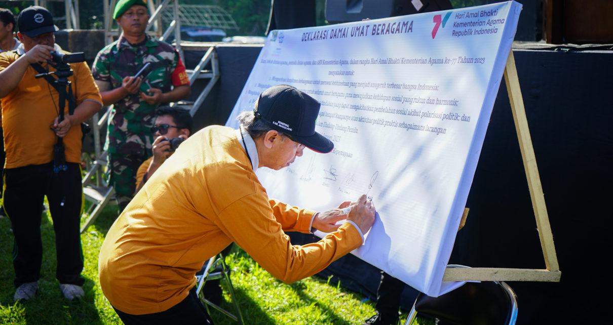 HAB. Sekretaris Daerah Kabupaten Magelang Adi saat menorehkan tanda tangan dalam Deklarasi Damai Umat Beragama. (foto: humaspemkab)