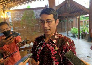 MEDIA. Kepala Dinas Kesehatan Kabupaten Magelang dr Sunaryo saat diwawancarai awak media. (foto: prokompim)
