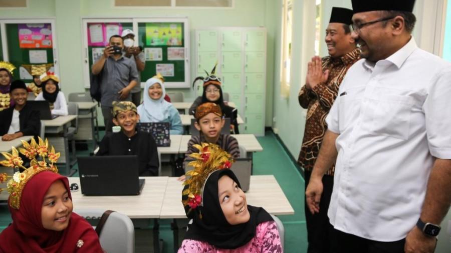 AGAMA. Menteri Agama Yaqut Cholil Qoumas saat di MTsN 1 Kota Malang, Ahad (22/1/2023).
