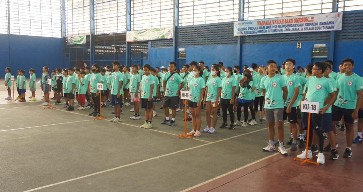 TANDING. Petenis muda dari berbagai daerah di Indoensia yang siap bertanding dalam Kejuaraan Nasional Tenis Yunior New Armada Cup ke XXV Tahun 2023. (foto: prokompim)