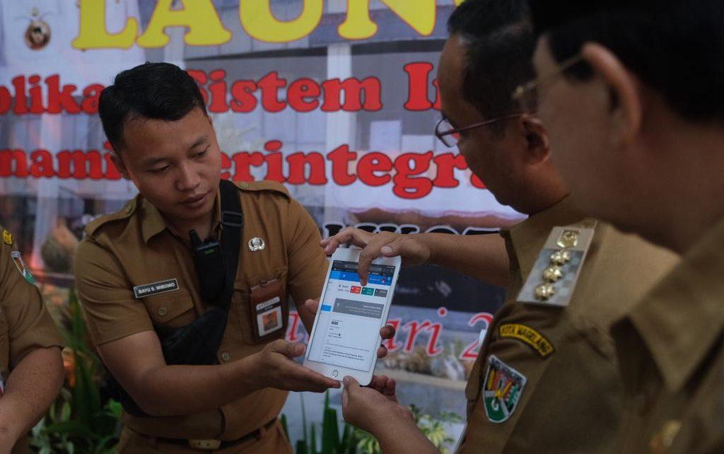 APLIKASI. Wali Kota Magelang dr. Muchamad Nur Aziz (kanan) menunjukkan Aplikasi SRIKANDI. (foto: prokompim)
