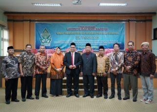 BERPOSE. M Tohirin (lima dari kanan) sedang berfoto bersama usai Ujian terbuka disertasi Universitas Islam Negeri (UIN) Walisongo Semarang. (foto: istimewa)