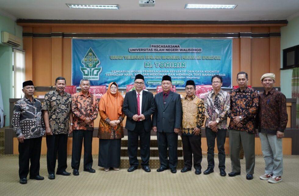 BERPOSE. M Tohirin (lima dari kanan) sedang berfoto bersama usai Ujian terbuka disertasi Universitas Islam Negeri (UIN) Walisongo Semarang. (foto: istimewa)
