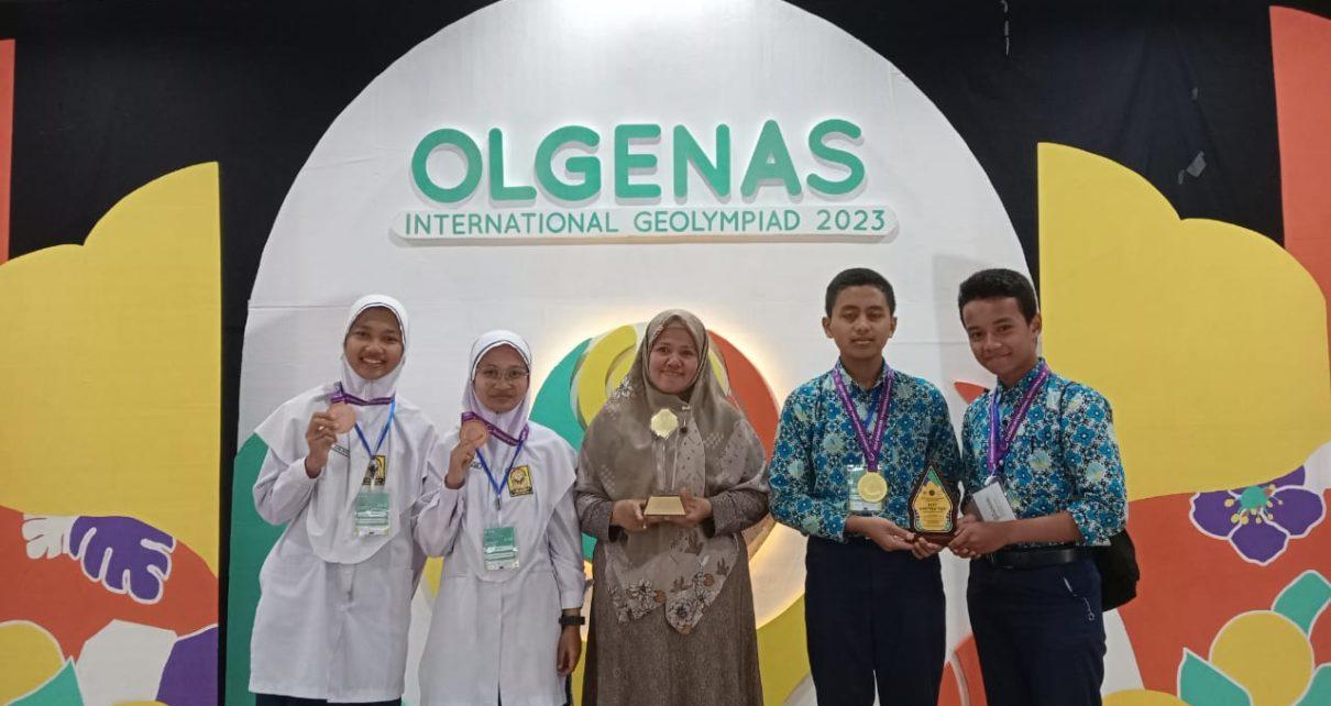 MEDALI. Siswa SMP IT Ihsanul Fikri Mungkid menunjukkan medali yang diraih dari ajang Olgenas International Geolympiad. (foto: istimewa)