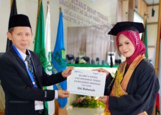 UIN. Wisudawan Terbaik UIN Walisongo Siti Rohmah (kanan). (foto: kemenag)