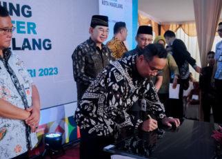 MERESMIKAN. Wali Kota Magelang dr. Muchamad Nur Aziz meresmikan IKM Center Kota Magelang, Jawa Tengah di Jalan Suprapto, Kelurahan Magersari pada Kamis (2/1/2023). (foto: humaspemkot)