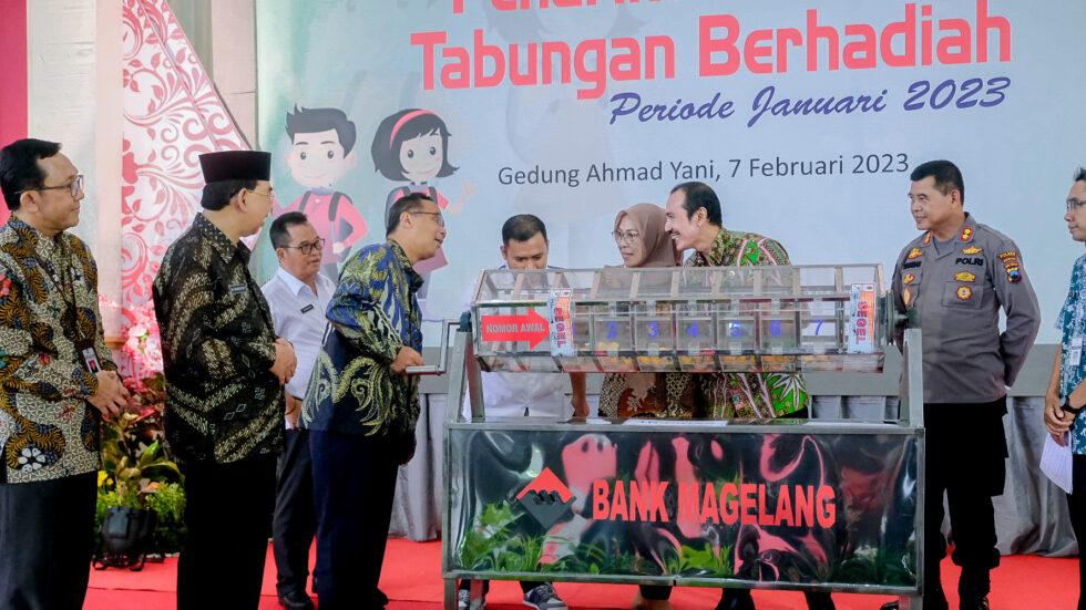 UNDIAN. Perumda BPR Bank Magelang melakukan undian tabungan berhadiah periode 2023 di Gedung Ahmad Yani Kota Magelang, Selasa (7/2/2023). (foto: humaspemkotmgl)