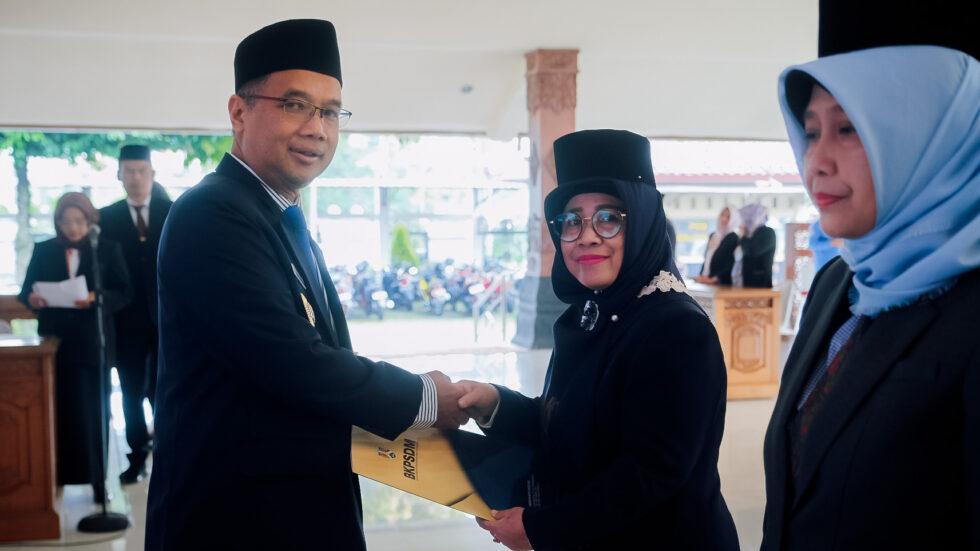 PELANTIKAN. Wali Kota Magelang dr. Muchamad Nur Aziz melantik 8 pejabat di Pendopo Pengabdian pada Selasa (7/2/2023). (foto: humaspemkotmgl)