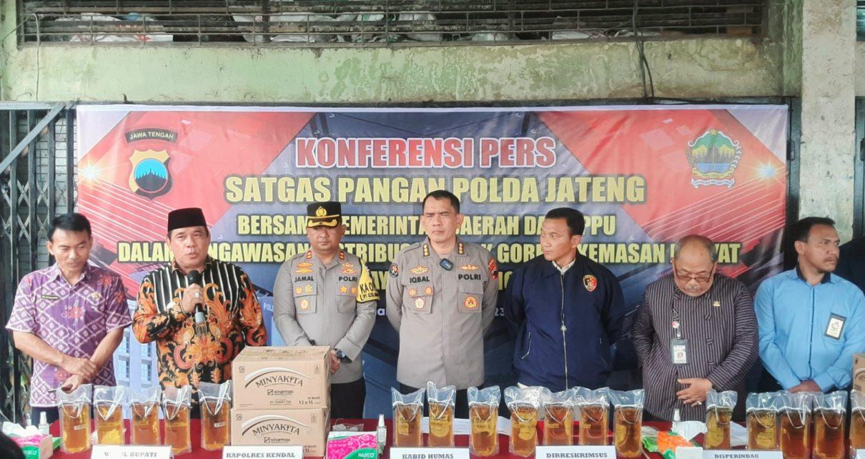 PANGAN. Satgas Pangan Polda Jawa Tengah usai operasi pasar di salah satu toko Terminal Weleri, Kamis (9/2/2023). (foto: jarengprov)