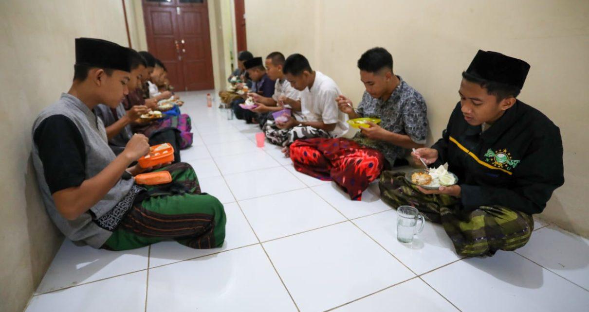 MAKAN. Siswa peserta semi boarding SMKN 2 Cilacap Jawa Tengah sedang menyantap makanan. (foto: jatengprov)