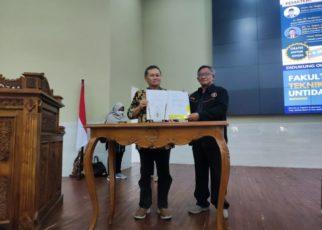 KERJA SAMA. Penandatanganan Perjanjian Kerja Sama (PKS) dilakukan oleh Fakultas Teknik Universitas Tidar dan Organisasi Amatir Radio Indonesia (ORARI) Daerah Jawa Tengah. (foto: untidar)