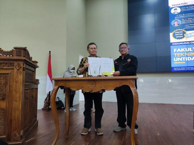 KERJA SAMA. Penandatanganan Perjanjian Kerja Sama (PKS) dilakukan oleh Fakultas Teknik Universitas Tidar dan Organisasi Amatir Radio Indonesia (ORARI) Daerah Jawa Tengah. (foto: untidar)