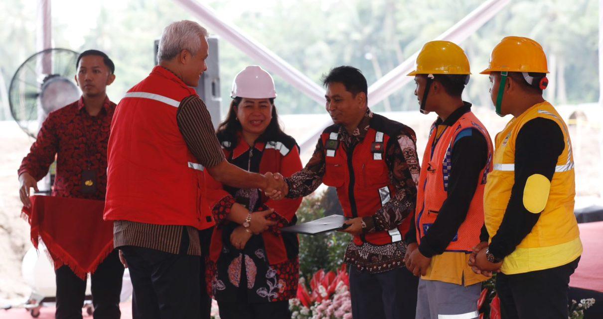 SERTIFIKAT. Gubernur Jawa Tengah Ganjar Pranowo menyerahkan sertifikat jasa kontruksi. (foto: istimewa)