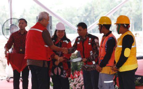 SERTIFIKAT. Gubernur Jawa Tengah Ganjar Pranowo menyerahkan sertifikat jasa kontruksi. (foto: istimewa)
