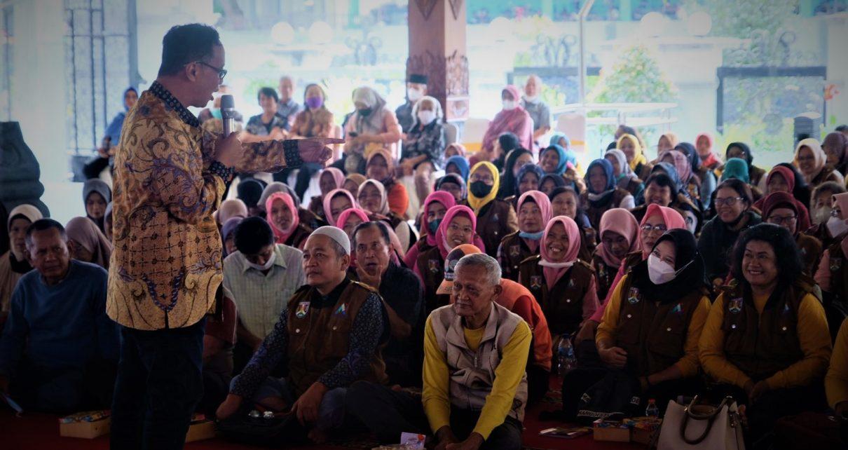 PENGARAHAN. Wali Kota Magelang dr. Muchamad Nur Aziz saat memberikan pengarahan di Pendopo Pengabdian, Selasa (14/2/2023). (foto: humaspemkotmgl)