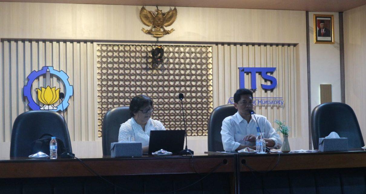 SAMBUTAN. Wakil Rektor IV ITS Bambang Pramudjati ST MSc Eng PhD (kanan) saat menyampaikan sambutan pada pembukaan UMAP Discovery Camp 2023. (foto: its)