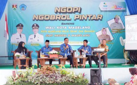 NGOBROL PINTAR. Wali Kota didampingi Wakil Wali Kota dan Kadisdikbud Kota Magelang hadir berdiskusi di SMPN 5. (foto: ist)