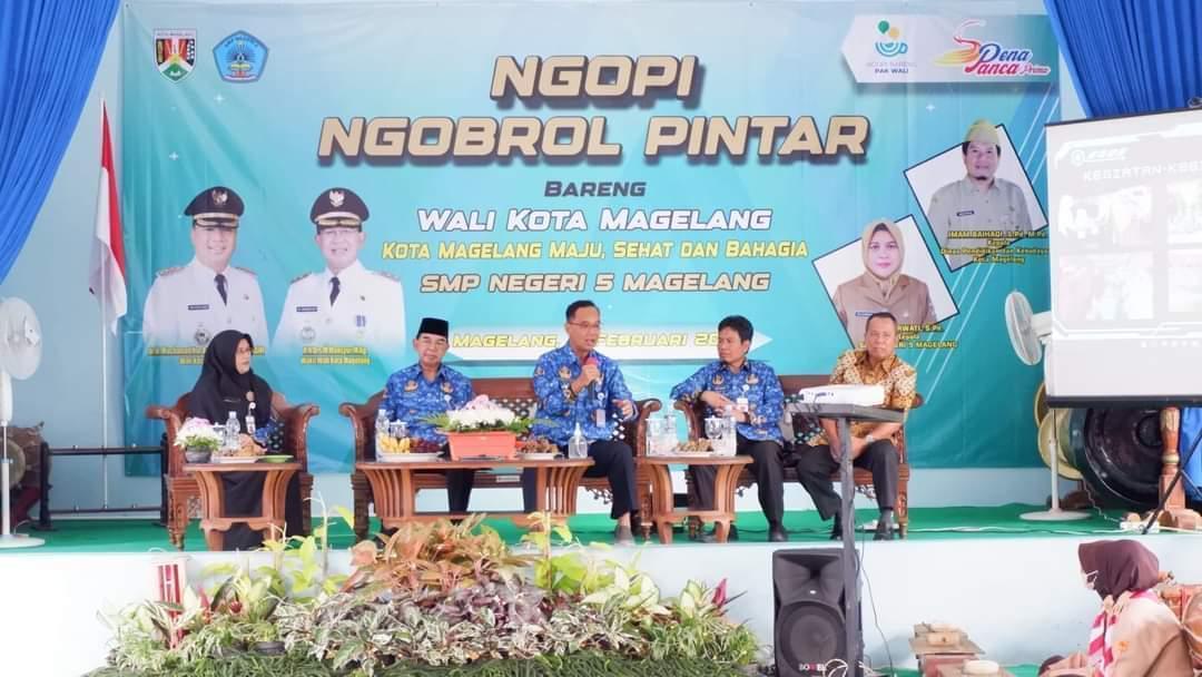 NGOBROL PINTAR. Wali Kota didampingi Wakil Wali Kota dan Kadisdikbud Kota Magelang hadir berdiskusi di SMPN 5. (foto: ist)