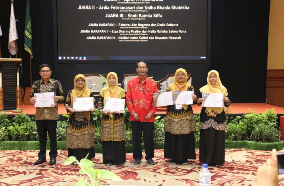 PENGHARGAAN. Penyerahan penghargaan kepada peraih juara Lomba Esai Terbaik Nasional 2023 yang diselenggarakan Forum Perpustakaan Perguruan Tinggi Muhammadiyah ‘Aisyiyah (FPPTMA). (foto: unimma)
