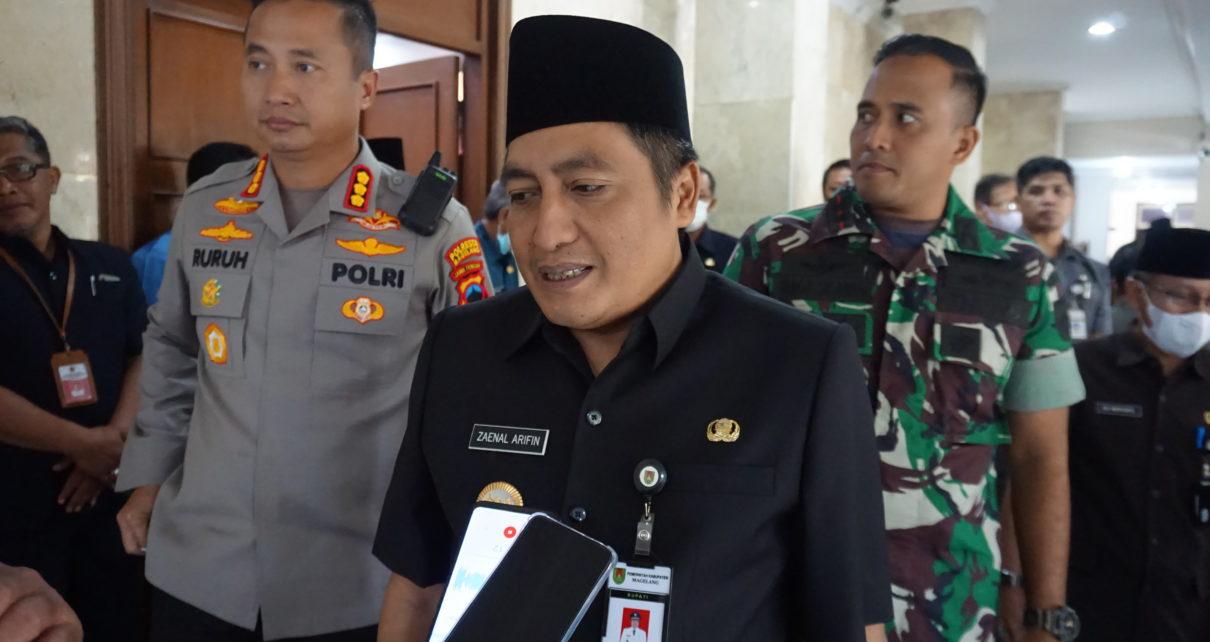 IMBAUAN. Bupati Magelang Zaenal Arifin saat memberikan imbauan kepada masyarakat untuk menjauhi puncak Merapi. (foto: prokompimkabmgl)