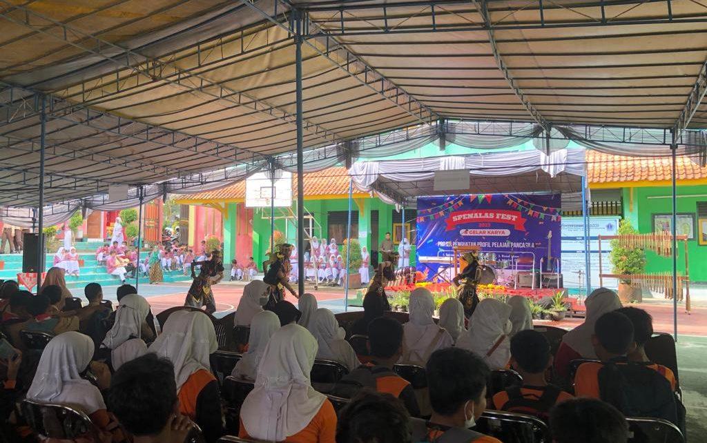 GELAR KARYA. SMPN 11 Kota Magelang menggelar dua agenda sekaligus, Gelar Karya P5 dan SPENALAS FEST 2023, pada Jumat hingga Sabtu (17-18/03/2023) di lapangan sekolah setempat. (foto: hesti/siedoo)