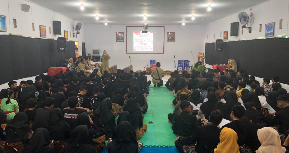 MEMBUKA. Kepala SMPN 4 Kota Magelang saat membuka Gelar Karya P5, Senin (13/3/2023). (foto: haura/siedoo)