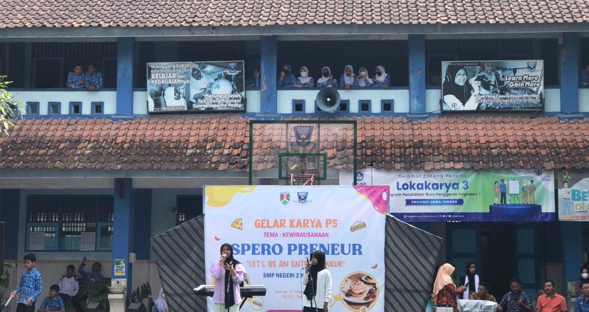 PENAMPILAN. Penampilan perwakilan siswa pada Gelar Karya P5 SMPN 2 Kota Magelang. (foto: hesti/siedoo)