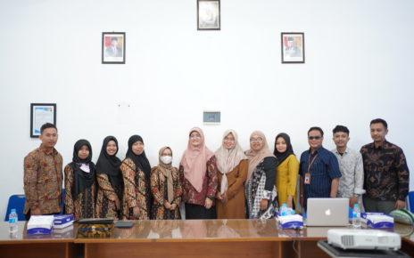 BERPOSE. Pihak LPPM UNIMMA dan LPPM Universitas Pekalongan (UNIKAL) berfoto bersama di ruang sidang Fakultas Teknik Kampus 2 UNIMMA pada Senin, (13/3/2023). (foto: unimma)