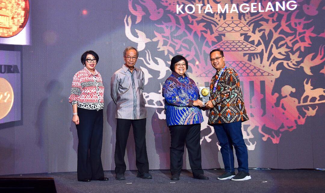 ADIPURA. Menteri Lingkungan Hidup dan Kehutanan (LHK) Siti Nurbaya menyerahkan penghargaan Adipura kepada Wali Kota Magelang dr. Muchamad Nur Aziz pada puncak Hari Peduli Sampah Nasional (HPSN) 2023 di Jakarta, Selasa (28/2/2023). (foto: ist)
