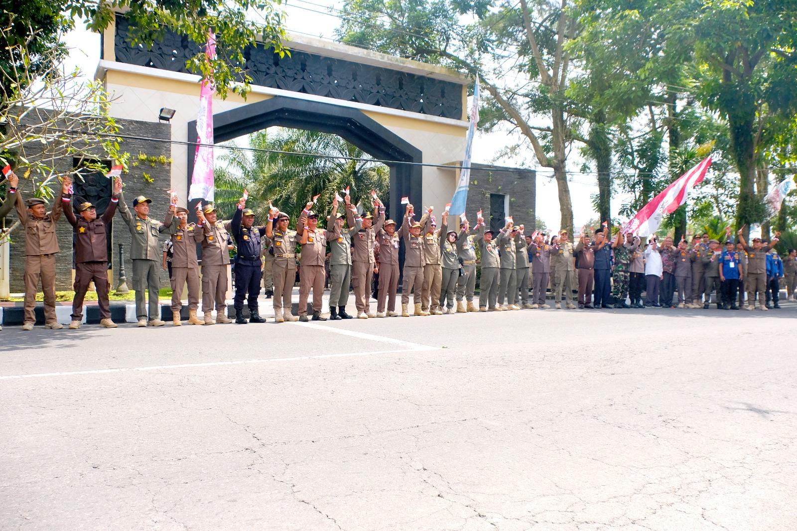 Akhirnya Gunung Tidar di Magelang Dilingkari 8.044 Orang, Gandengan