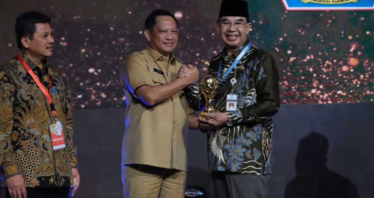 MENYERAHKAN. Menteri Dalam Negeri (Mendagri) M Tito Karnavian menyerahkan penghargaan kepada Wakil Wali Kota Magelang M. Mansyur. (foto: prokompim)