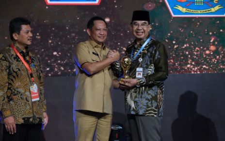 MENYERAHKAN. Menteri Dalam Negeri (Mendagri) M Tito Karnavian menyerahkan penghargaan kepada Wakil Wali Kota Magelang M. Mansyur. (foto: prokompim)