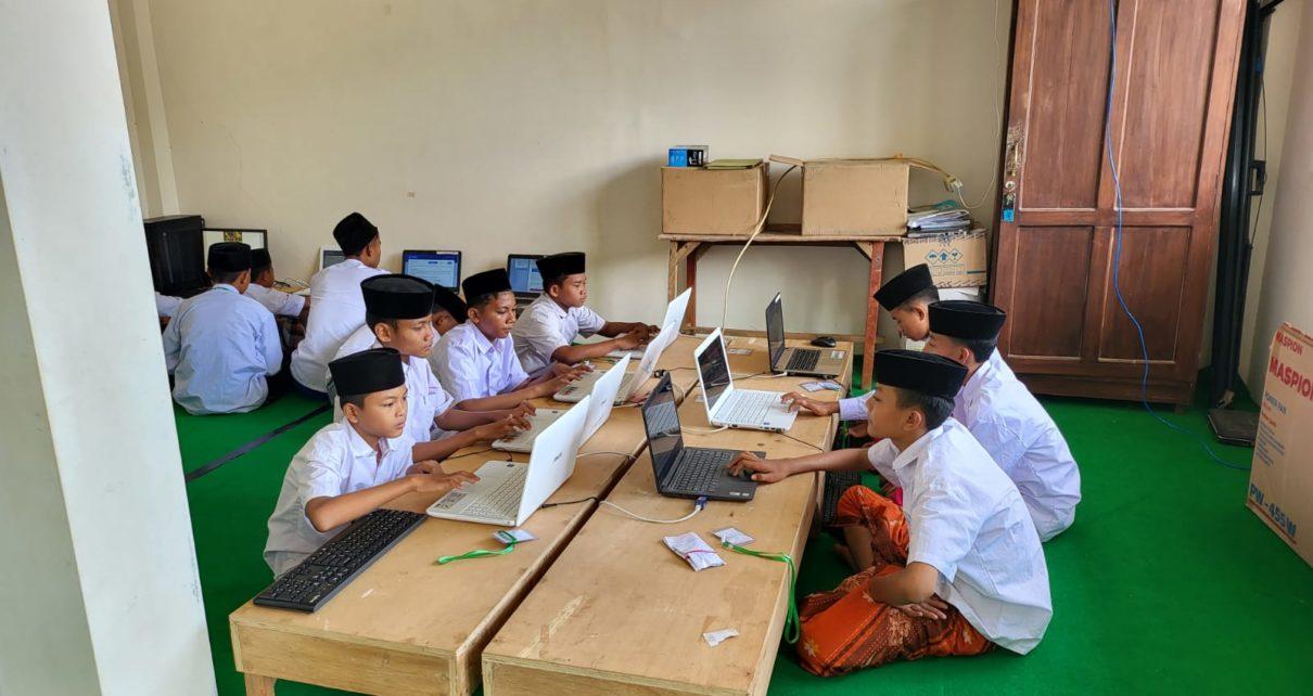 SANTRI. Ujian pendidikan kesetaran bagi para santri pesantren salafiyah. (foto: kemenag)