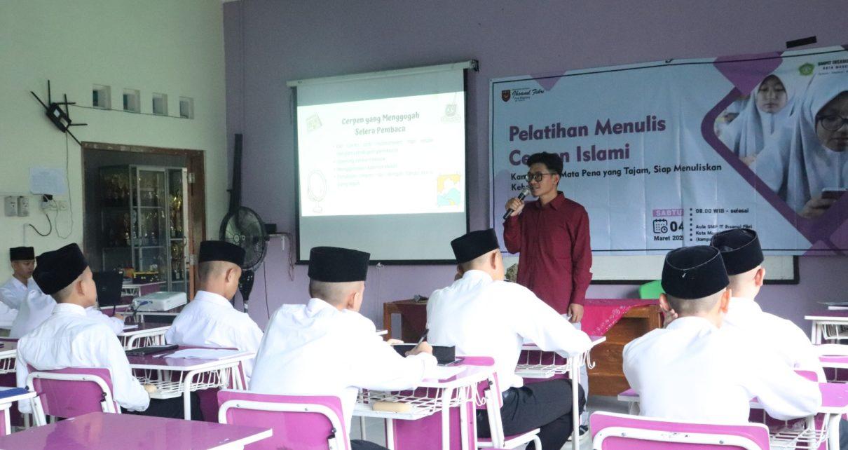 PELATIHAN. Siswa kelas 8 SMPIT IF Kota Magelang sedang mengikuti Pelatihan Menulis Cerpen Islami. (foto: hesti/siedoo)