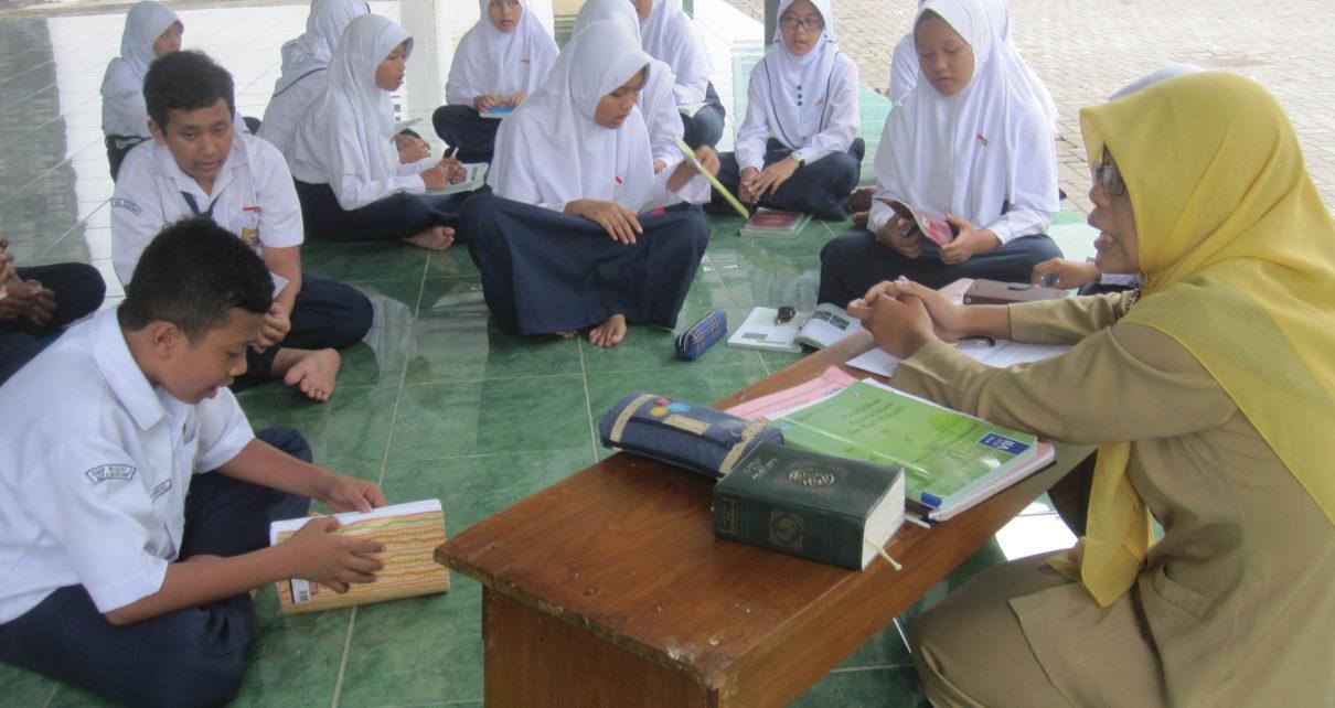 HAFIDZ. Proses pembelajaran Hafidz Al Qur'an dan Hadist di SMPN 2 Kota Magelang. (foto: smpn2kotamagelang)