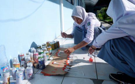 SAMPAH. Siswa saat mengolah sampah dalam kegiatan P5 Gaya Hidup Berkelanjutan. (foto: haura/siedoo)