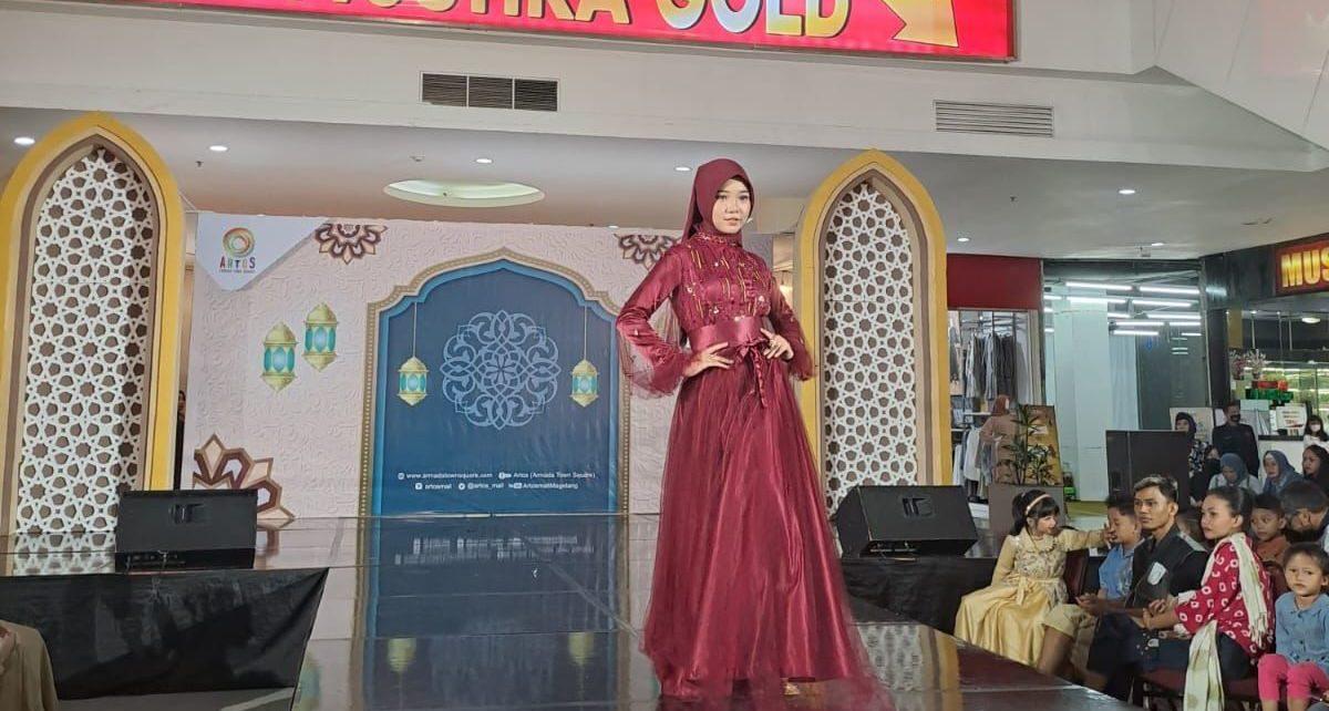 BUSANA. Karya busana siswa SMK Muhammadiyah 1 Borobudur melenggang di panggung Parade Fashion Designer Ramadhan Festival Artos Mall 2023, Sabtu (08/04/2023). (foto: istimewa)