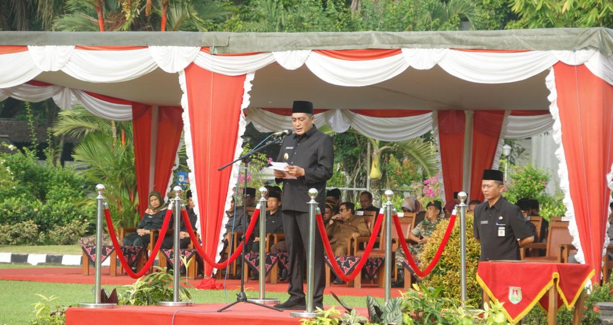 INSPEKTUR. Bupati Magelang Zaenal Arifin saat menjadi Inspektur Upacara Peringatan Hari OTDA Ke-27 di halaman Setda Kabupaten Magelang. (foto: prokompimkabmgl)