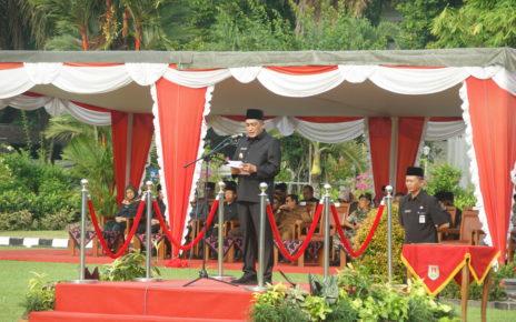 INSPEKTUR. Bupati Magelang Zaenal Arifin saat menjadi Inspektur Upacara Peringatan Hari OTDA Ke-27 di halaman Setda Kabupaten Magelang. (foto: prokompimkabmgl)