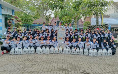 TAKJIL. Foto bersama sebelum kegiatan Berbagi Takjil "Spero Smart Sharing" SMPN 2 Kota Magelang, Kamis (06/04/2023). (foto: ist)