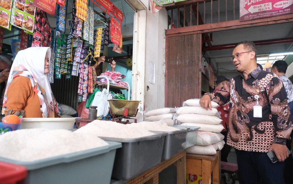 PASAR. Wali Kota Magelang dr. Muchamad Nur Aziz mengujungi Pasar Rejowinangun. (foto: prokompimkotamgl)
