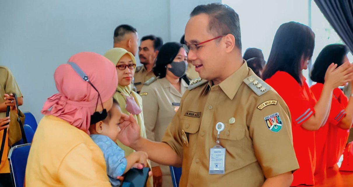 HADIRI. Wali Kota Magelang, dr. Muchamad Nur Aziz hadiri penyaluran 457 Paket Bantuan untuk Anak Stunting. (foto: prokompimkotamgl)