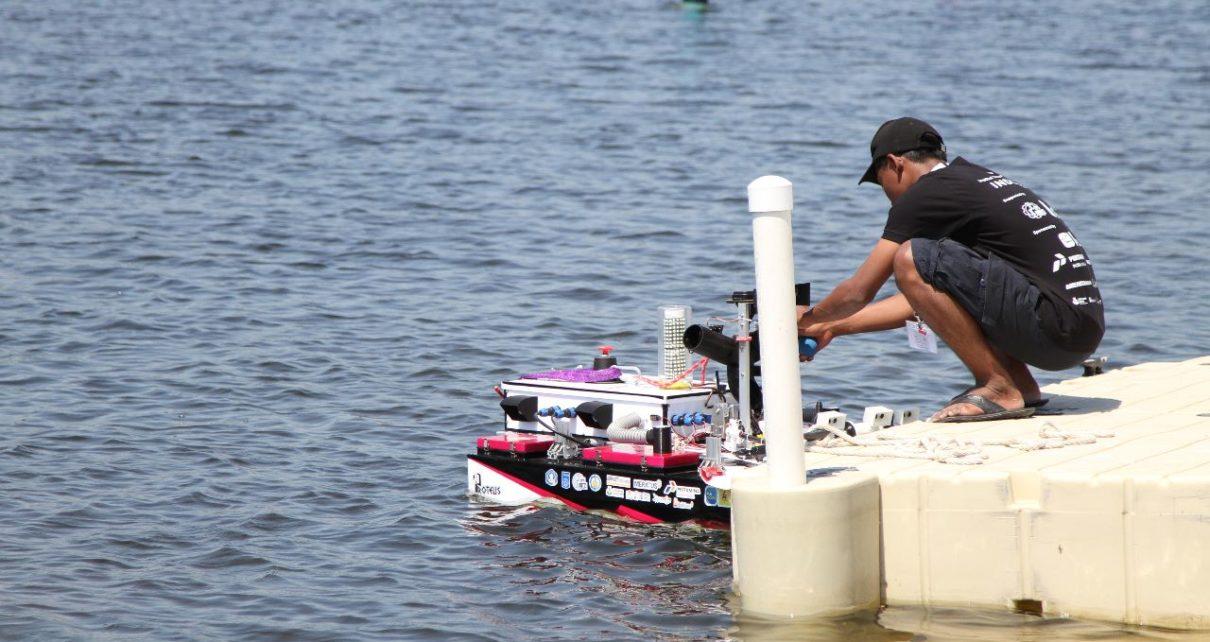 KAPAL. Salah satu anggota Tim Barunastra ITS saat melepas kapal Nala Proteus pada arena perlombaan International Roboboat Competition 2023 di Florida, Amerika Serikat. (foto: its)