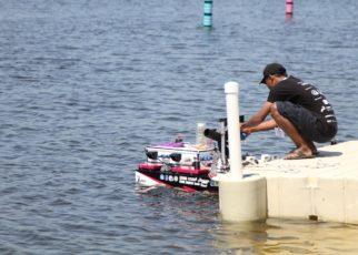 KAPAL. Salah satu anggota Tim Barunastra ITS saat melepas kapal Nala Proteus pada arena perlombaan International Roboboat Competition 2023 di Florida, Amerika Serikat. (foto: its)