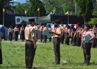 UPACARA. Ketua Majelis Pembimbing Gugus Depan SMPN 11 Kota Magelang, Agus Setya Kristyanto (berpeci) saat menjadi pembina upacara. (foto: ist)  